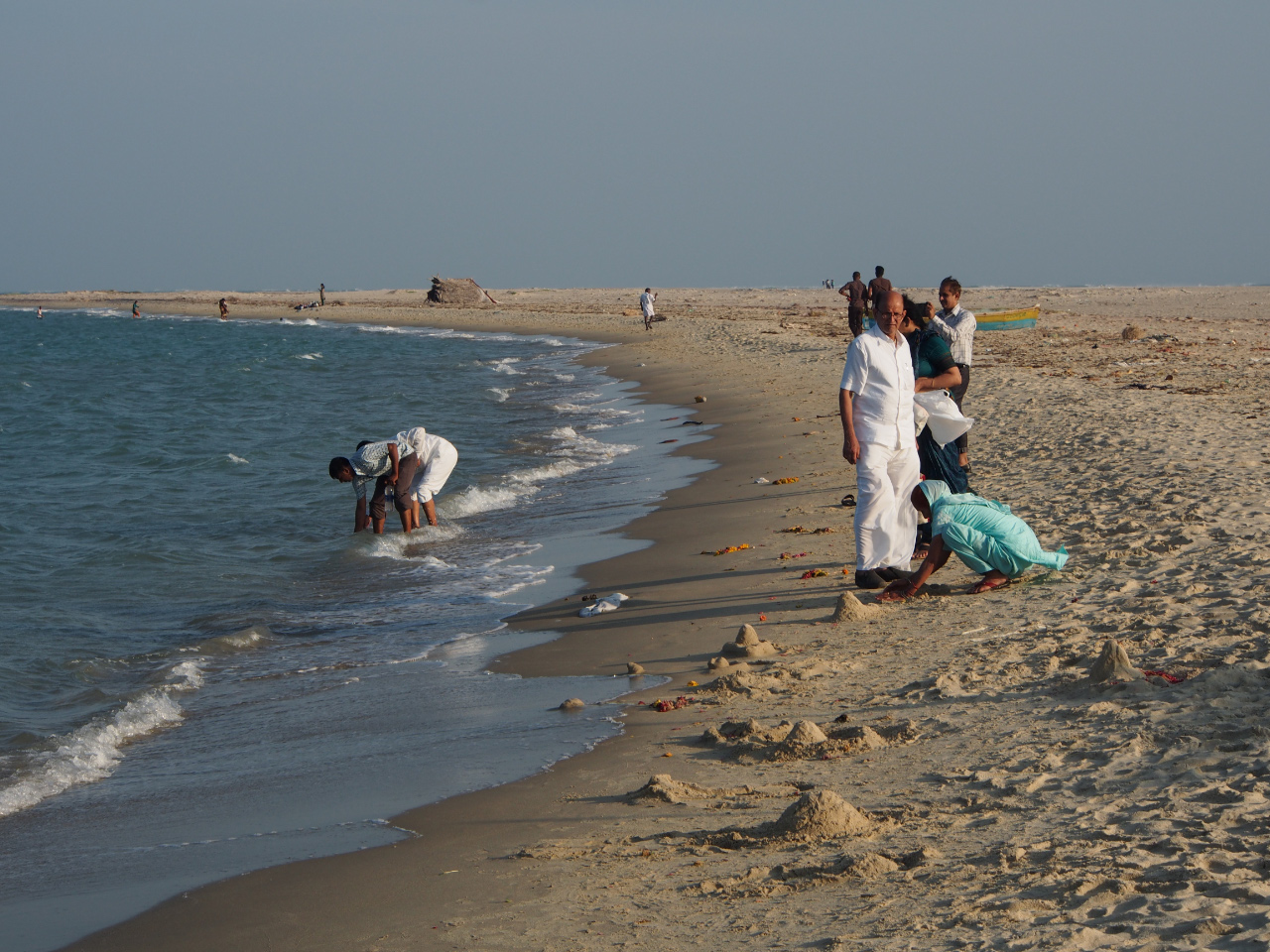 sur la presqu'ile de Rameswaram: offrandes devant l'océan